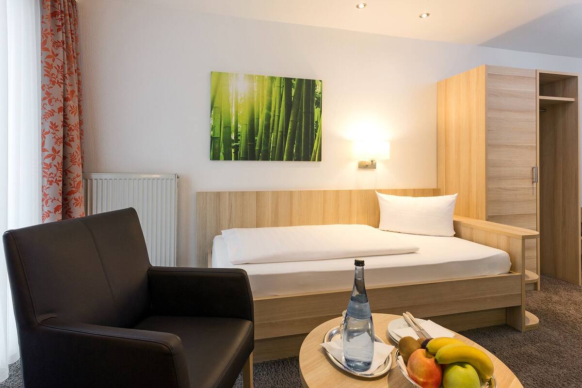 exclusive single room | hypo-allergenic bedding, down duvets, desk, laptop workspace