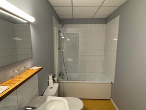 Desk, soundproofing, iron/ironing board, cribs/infant beds - ABC Hôtel (Toul)