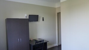 Desk, soundproofing, iron/ironing board, cribs/infant beds - ABC Hôtel (Toul)