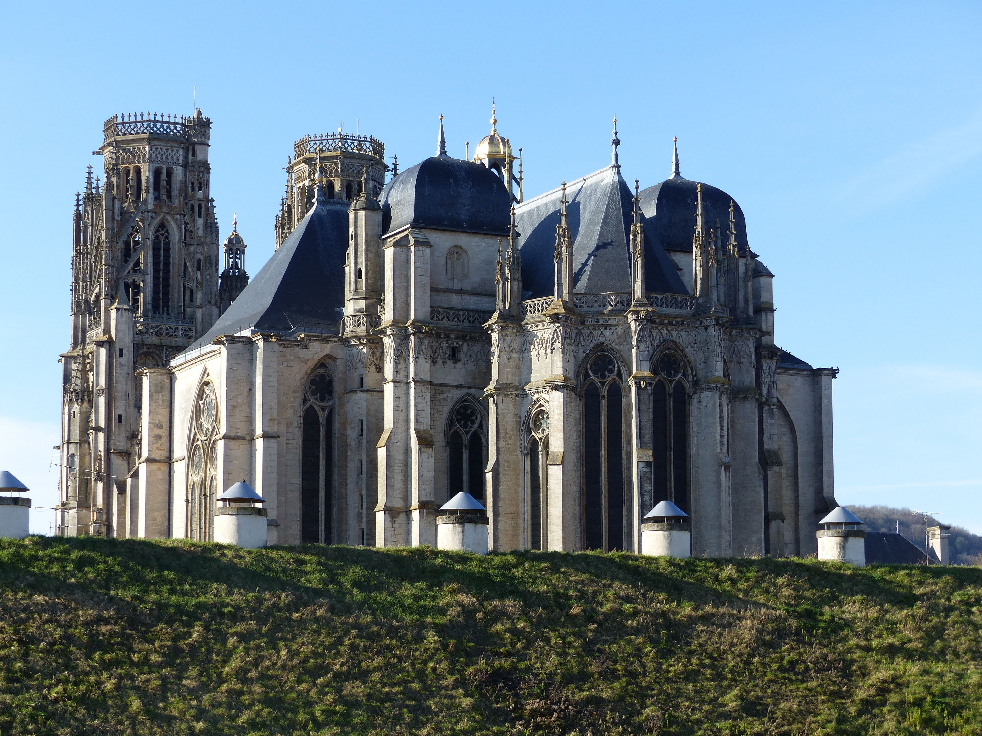 Une cathédrale historique à l’architecture gothique, caractérisée par des arcs brisés, des voûtes d’ogives et une grande tour centrale.