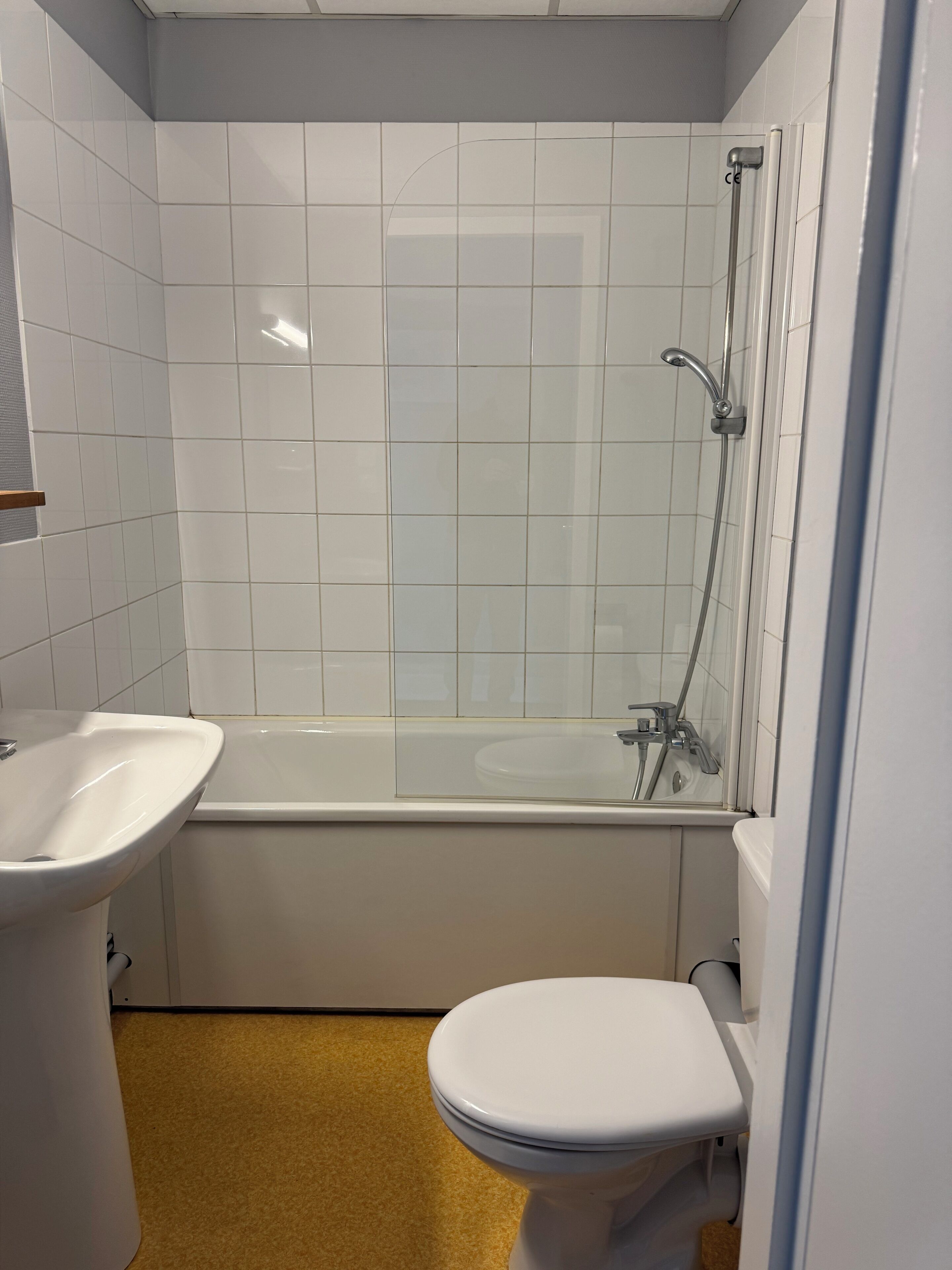 Un baño con un lavamanos blanco, una bañera y un inodoro.
