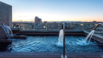 Piscine extérieure (ouverte en saison), chaises longues