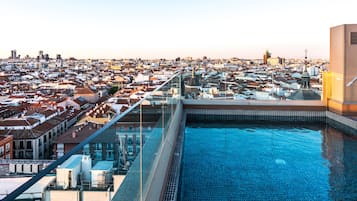 Una piscina al aire libre de temporada, sillones reclinables de piscina