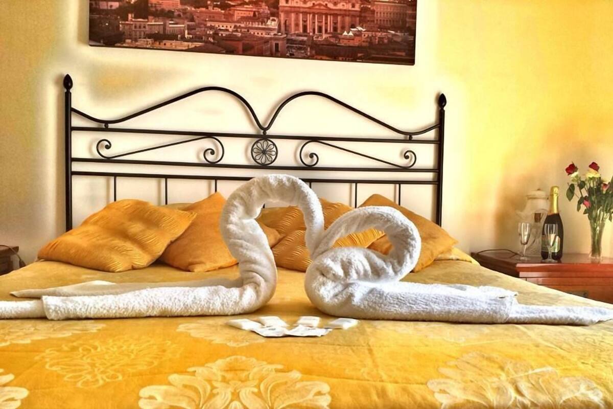 Double Room, Ensuite | Cots/infant beds, rollaway beds, free WiFi