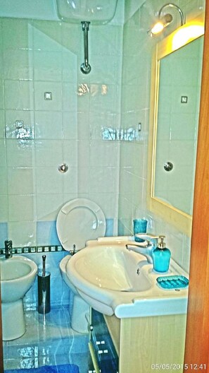 Double Room, Ensuite | Bathroom | Free toiletries, hair dryer, bidet, towels