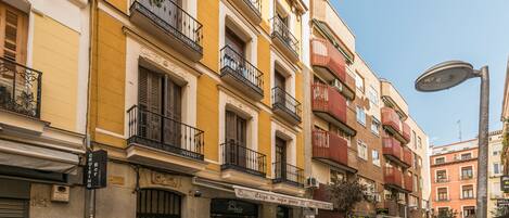 واجهة المنشأة - في المساء/الليل