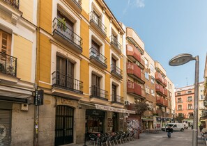 Fachada de la propiedad por la tarde o noche