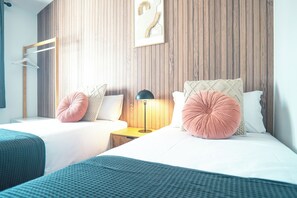Muebles diferentes, wifi gratis y ropa de cama 