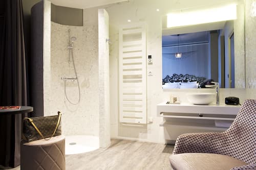 Gratis toiletartikelen, een haardroger, badjassen, pantoffels