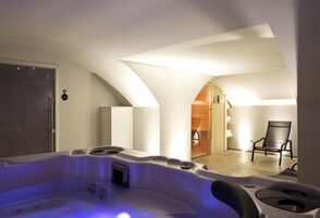 Indoor spa tub
