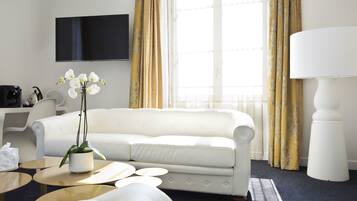 Suite Unik | Coin séjour | Télévision LED de 120 cm avec chaßnes numériques