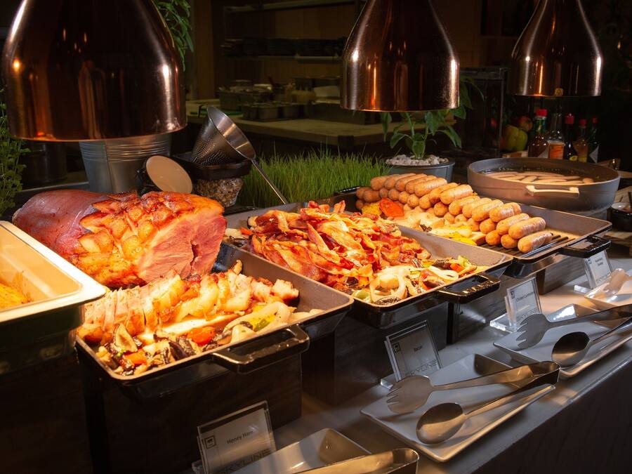 Een buffet met diverse gerechten en bestek.