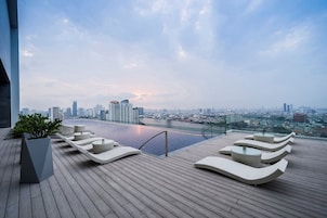 Outdoor pool, pool umbrellas, sun loungers
