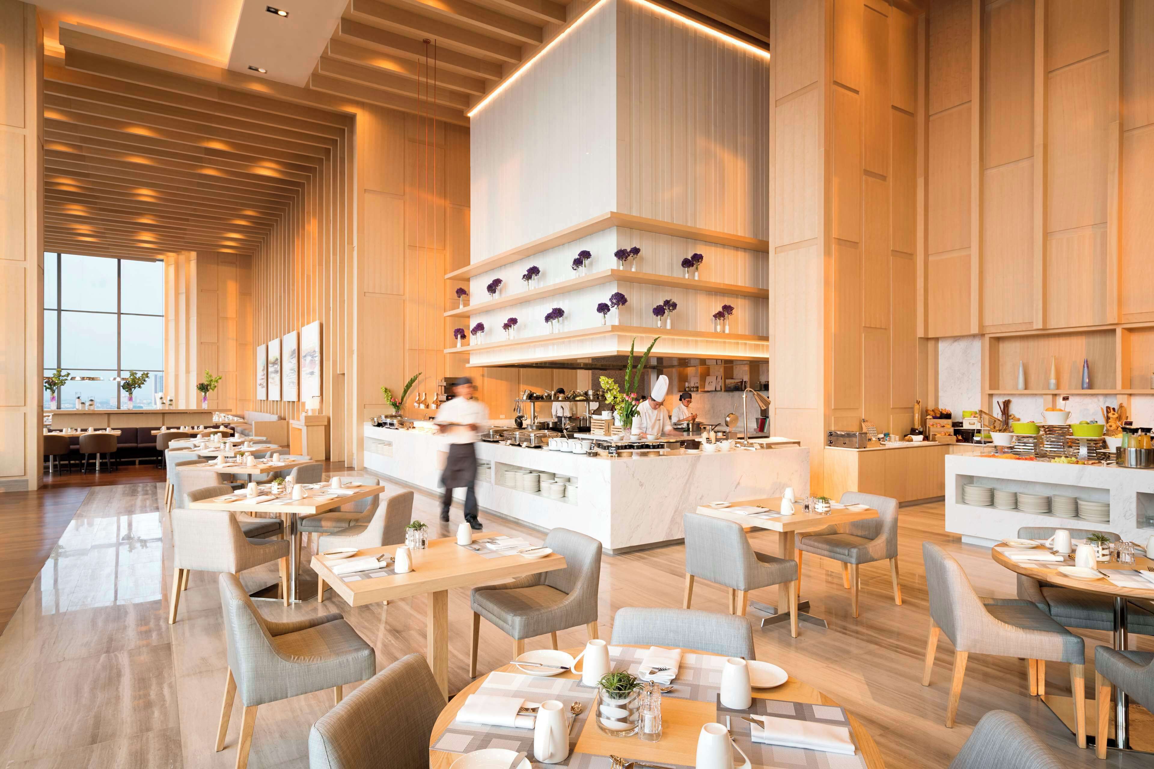 供  应早餐、午餐和晚餐，国际美食