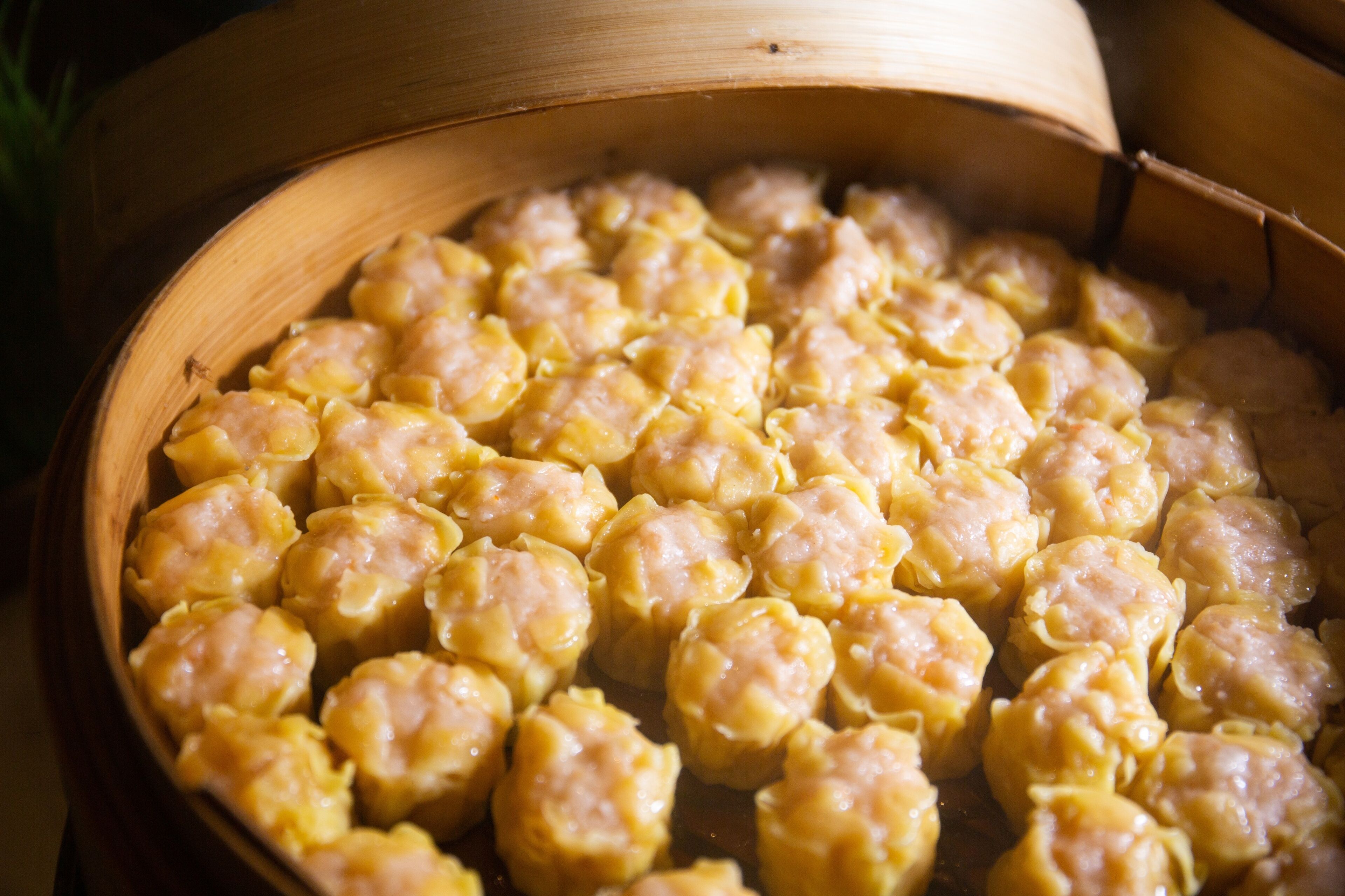 Een bamboestoommandje gevuld met dumplings.