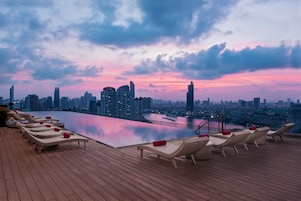 Outdoor pool, pool umbrellas, sun loungers