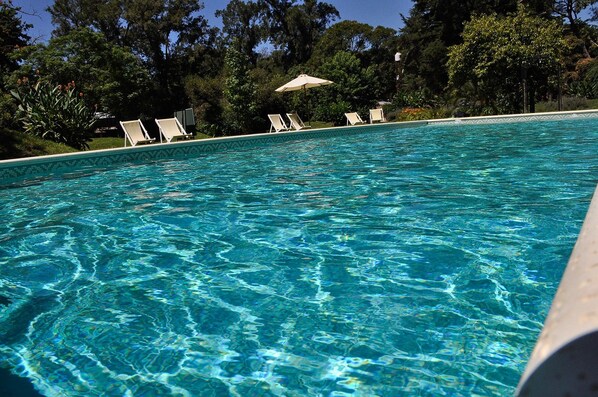 Una piscina al aire libre de temporada