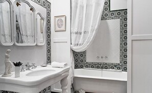 Shower, free toiletries, hair dryer