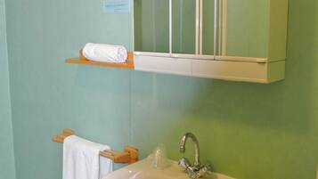 Ducha y bañera combinadas y artículos de higiene personal gratuitos