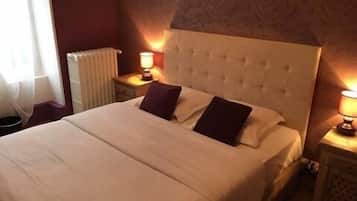 Ein Hotelzimmer mit einem großen Bett, zwei Nachttischlampen und einer Wand mit Muster.