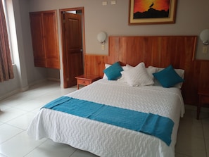 Espacio para trabajar con laptop, wifi gratis y ropa de cama