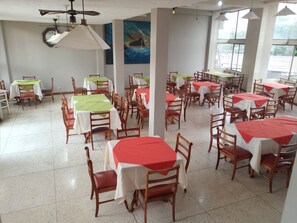 Aperto a colazione, pranzo e cena, cucina regionale 