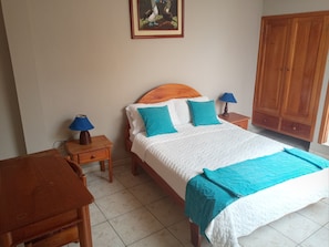 Habitación doble | Espacio para trabajar con laptop, wifi gratis y ropa de cama 