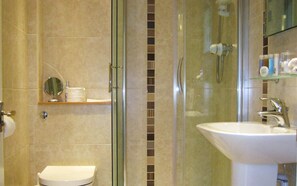 Shower, free toiletries, hair dryer, towels - Albany House (Penrith)