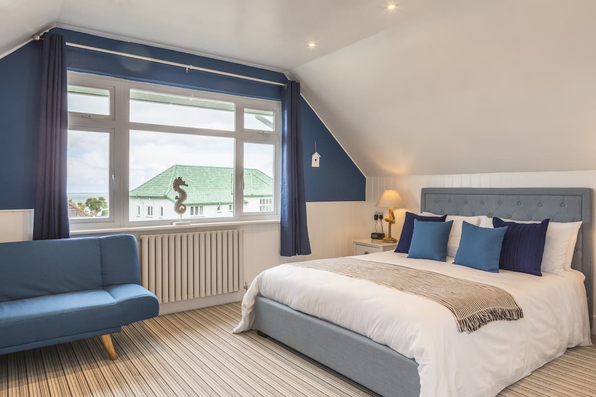Habitación familiar, vista al mar | Decoración personalizada y muebles diferentes
