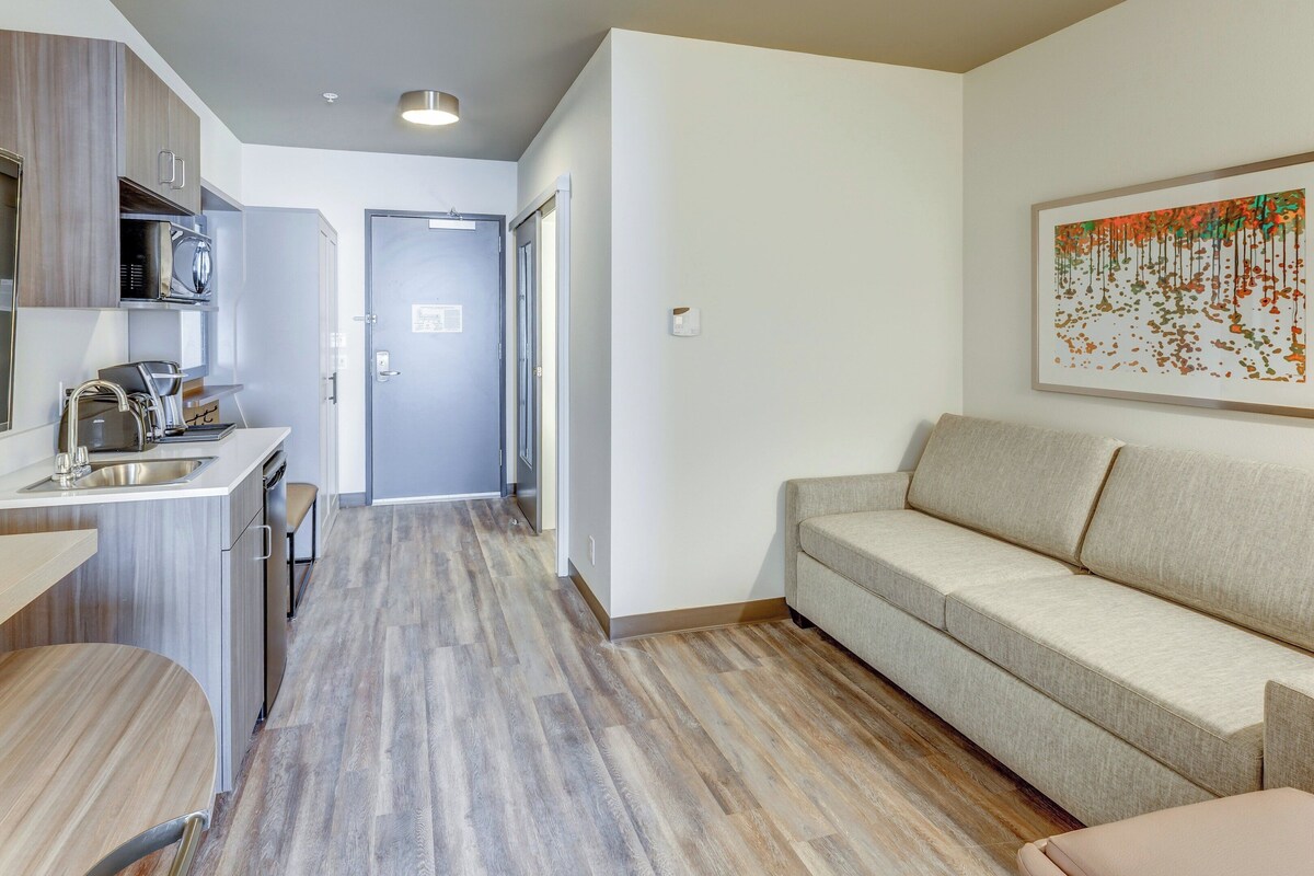 Suite, 1 King Bed with Sofa bed | Room amenity