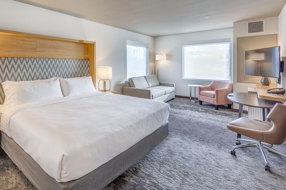 Habitación estándar, 1 cama King size y sofá cama | Ropa de cama de alta calidad y caja de seguridad en la habitación