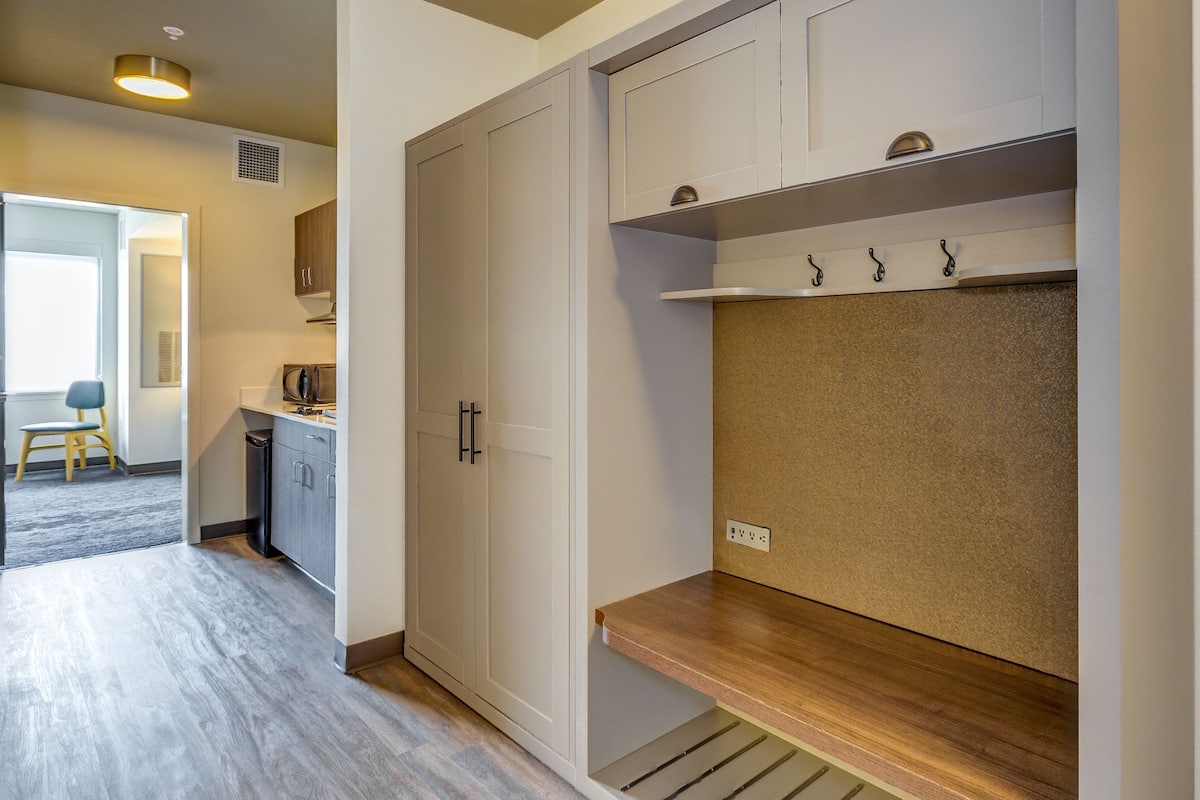 suite, 1 king bed, accessible bathtub (communications) | room amenity