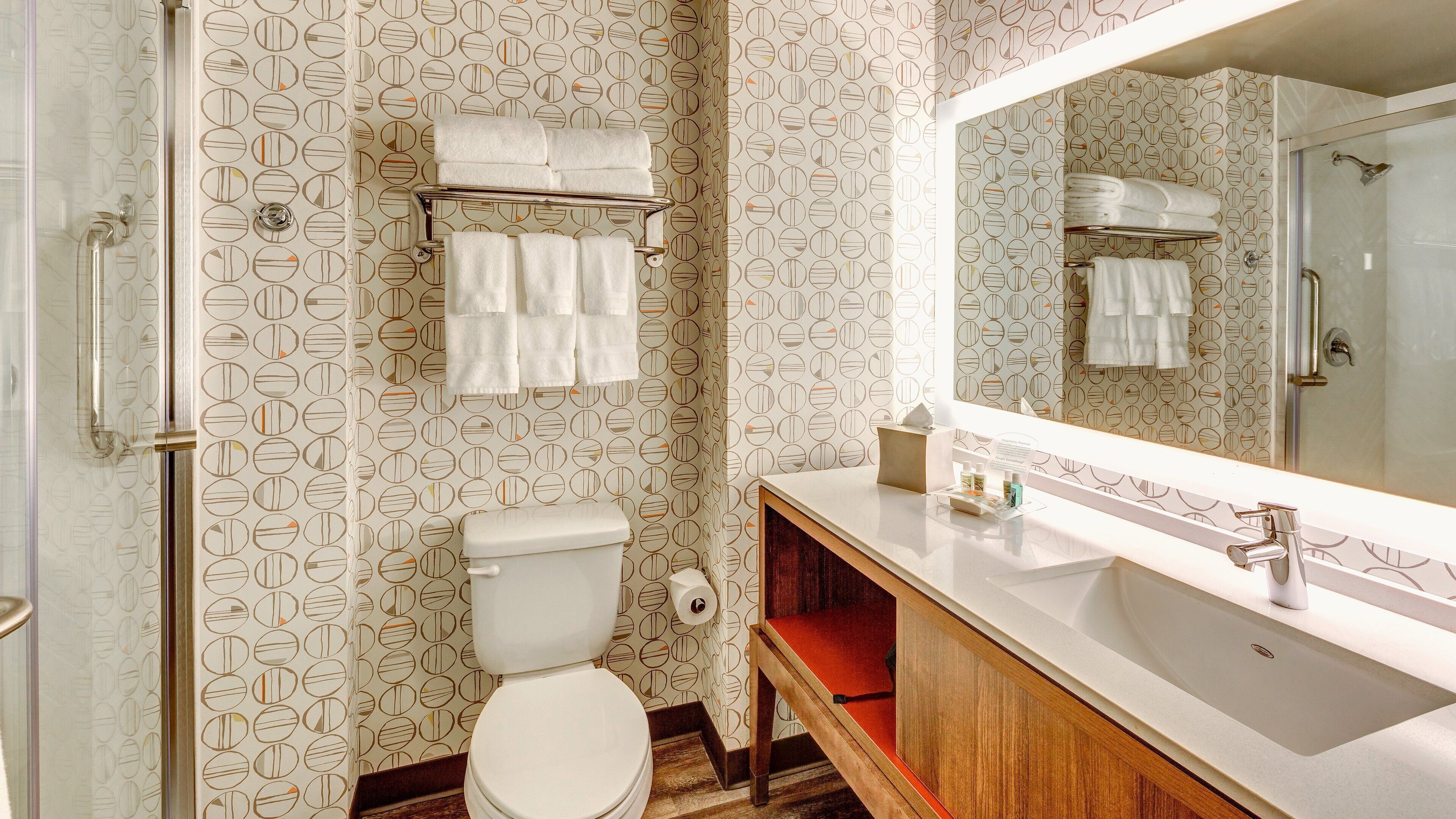 Une salle de bain avec des toilettes, un lavabo et une douche.