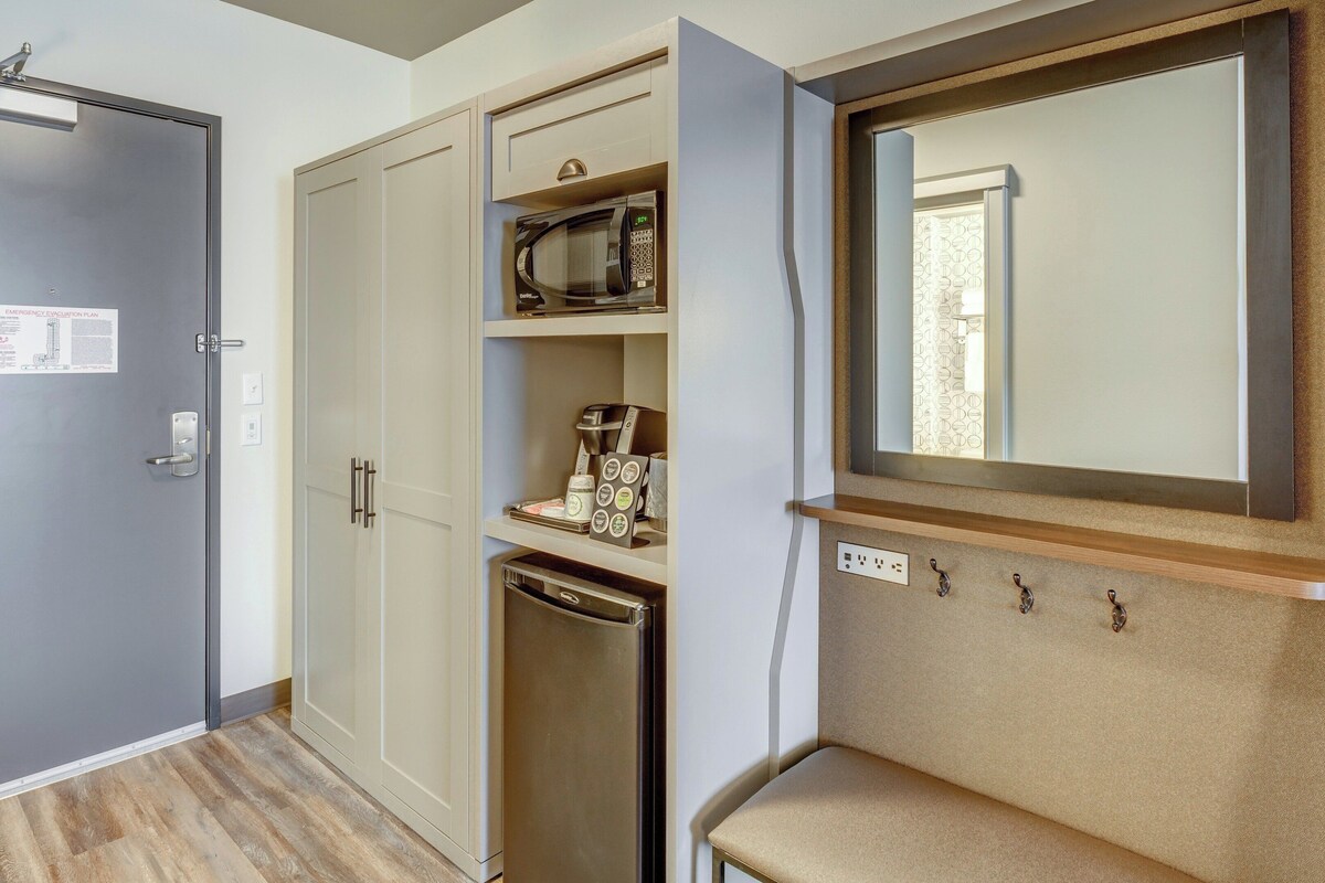 Premium bedding, in-room safe, desk, laptop workspace
