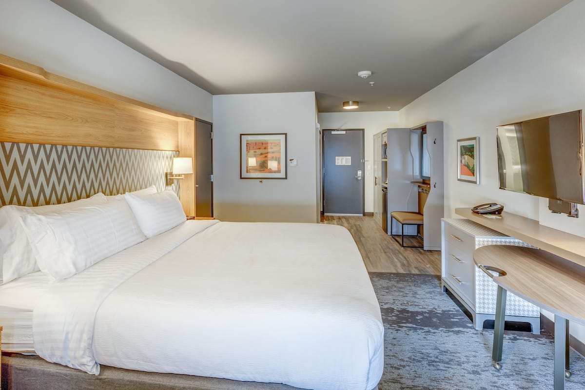 Habitación estándar, 1 cama King size | Ropa de cama de alta calidad y caja de seguridad en la habitación