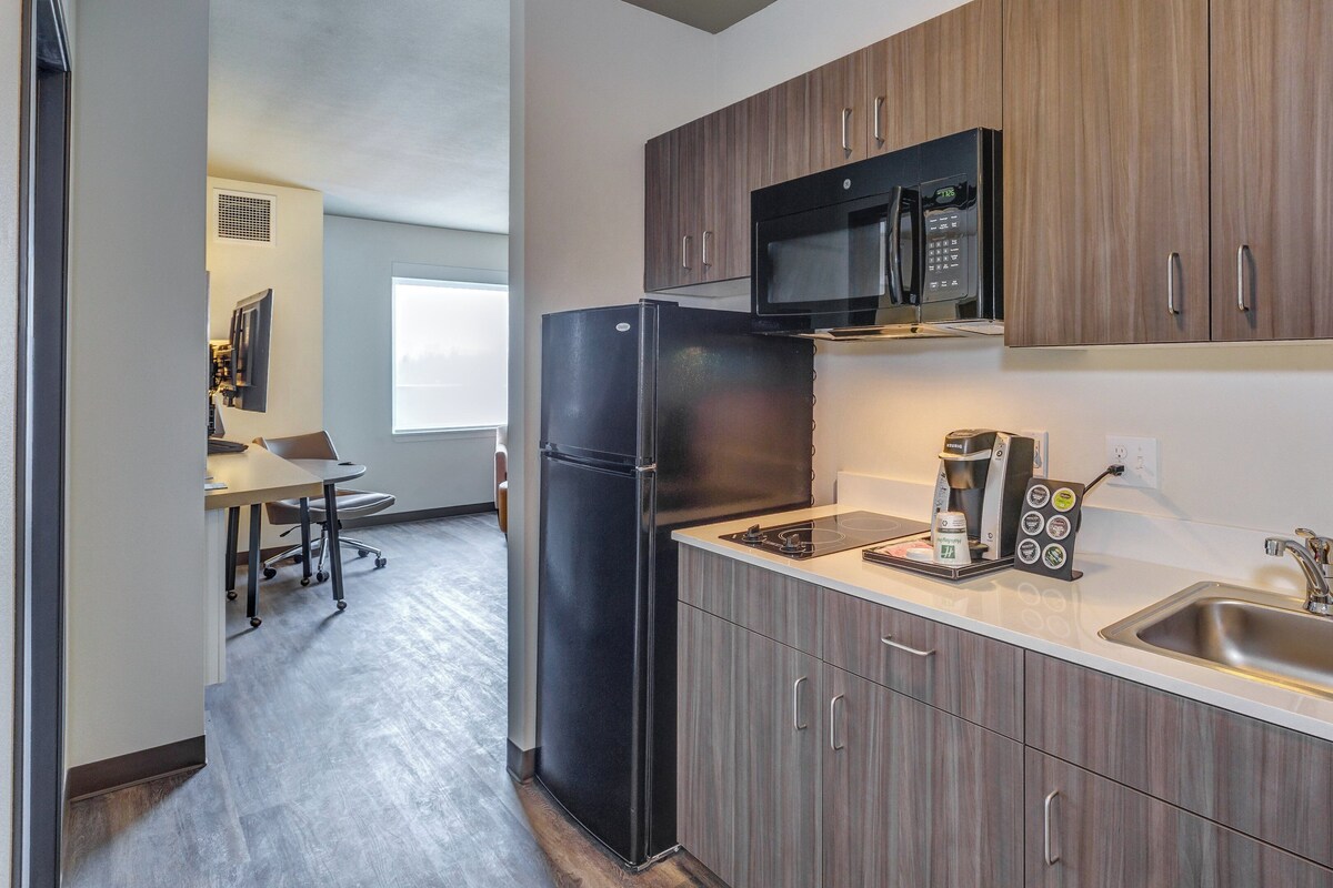 Suite, 1 King Bed | Room amenity