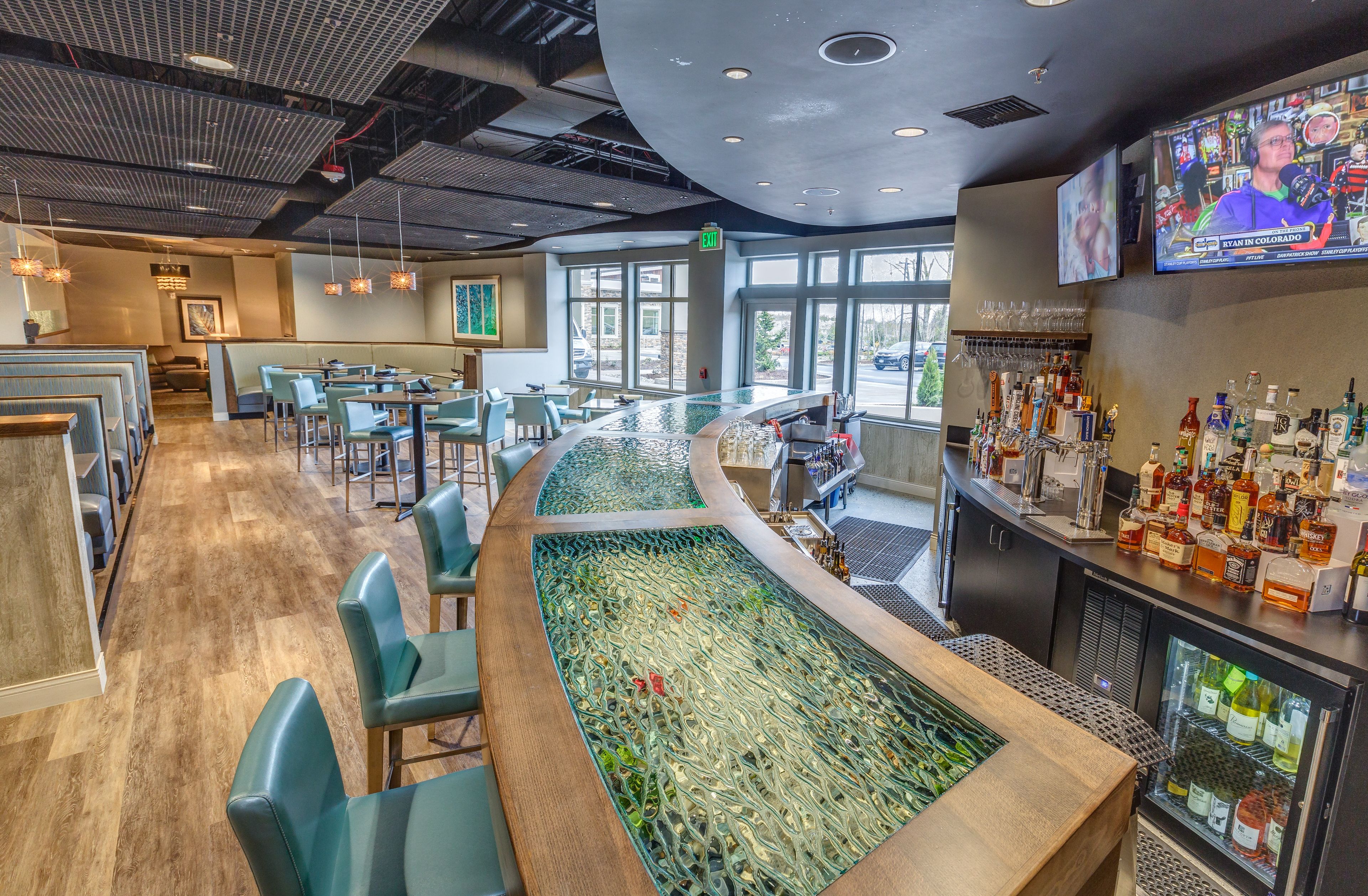 Phục vụ bữa sáng, bữa trưa và bữa tối 