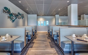 A restaurant with booth seating, a tiled ceiling, and a long counter. - Holiday Inn & Suites Bellingham by IHG (Bellingham)