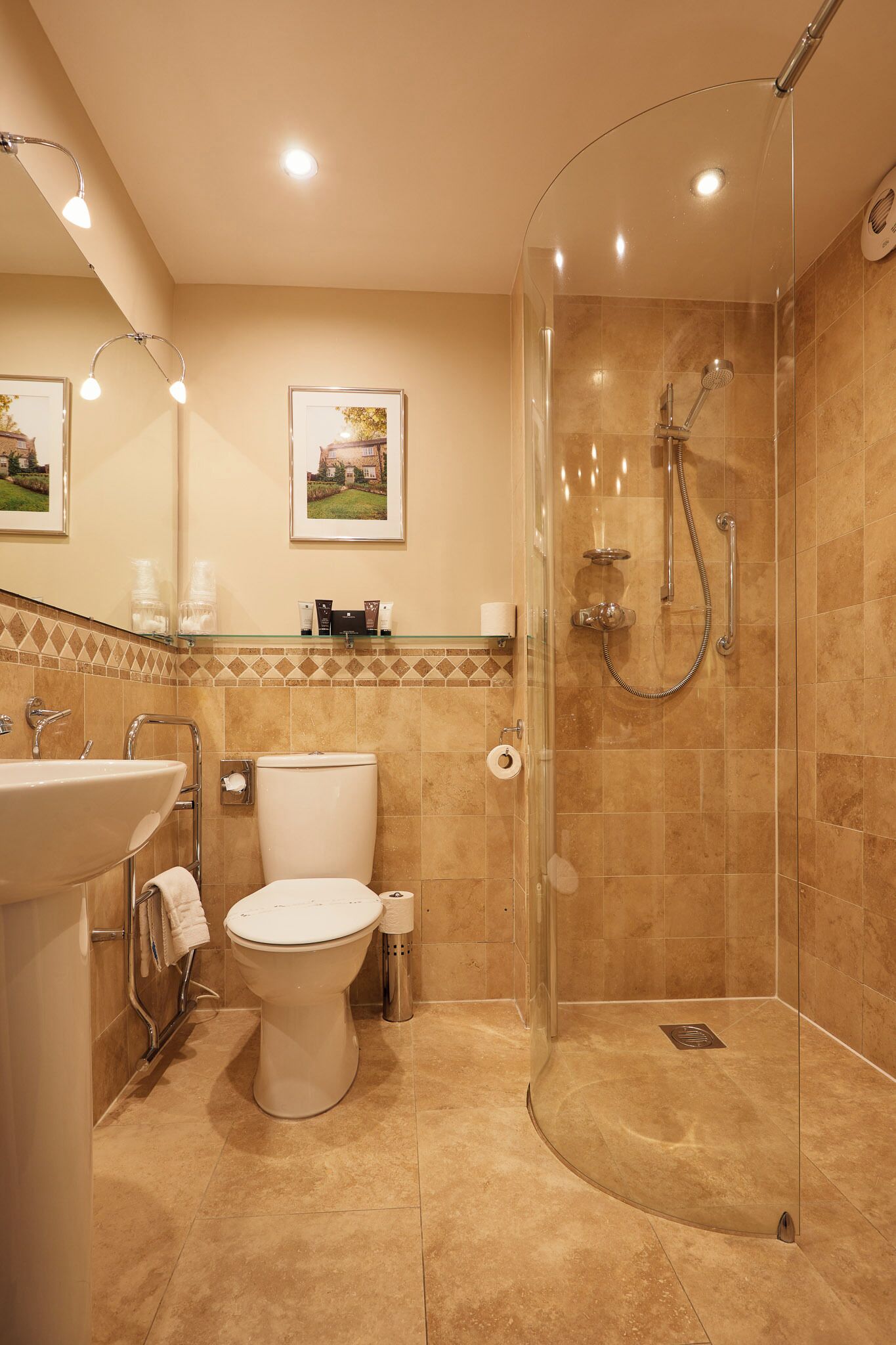 تجهيزات دش، مستلزمات مجانية للعناية الشخصية، مجففات شعر، مناشف