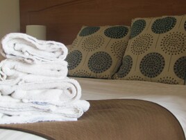 Tabla de planchar con plancha, wifi gratis y ropa de cama 