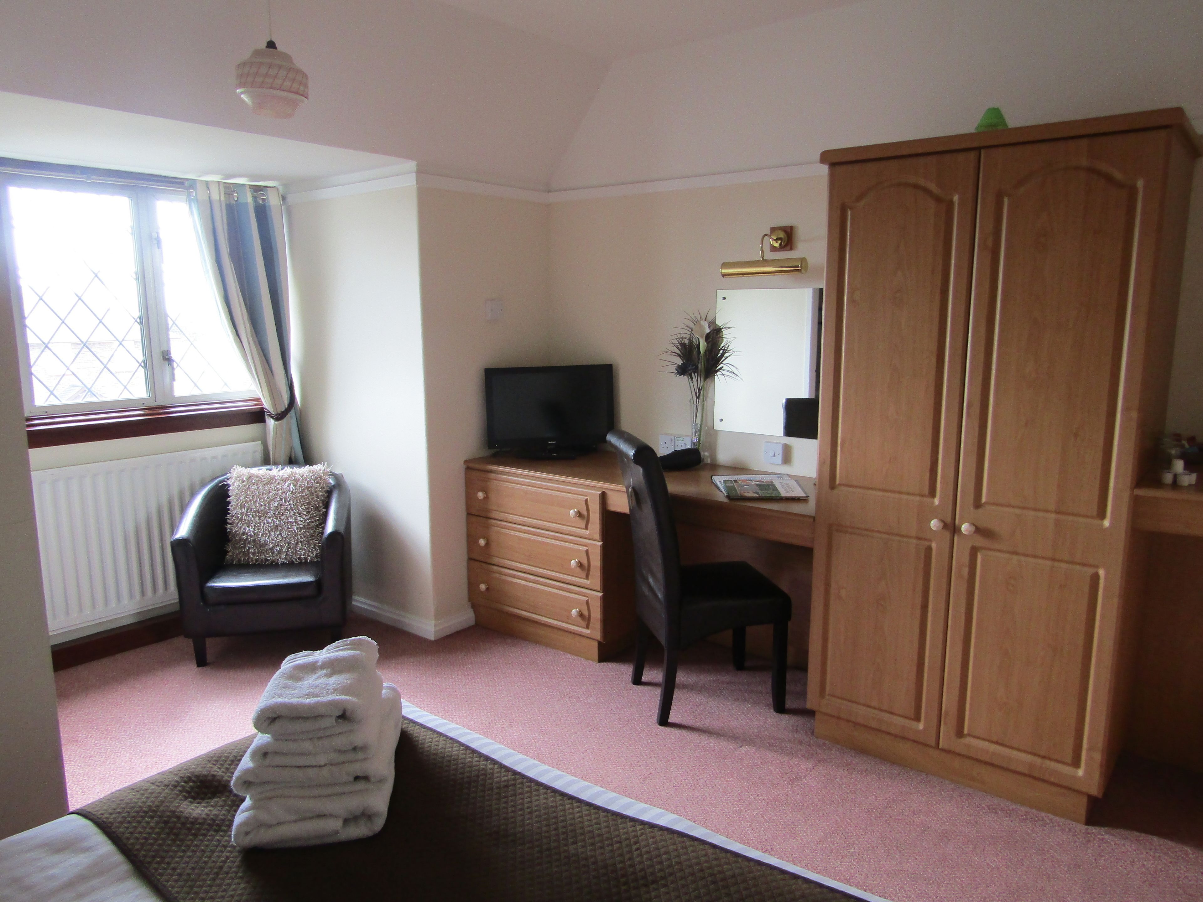 standard double room, 1 double bed, ensuite | iron/ironing board, free wifi, bed sheets