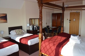 Chambre familiale (Four Poster Bed) | Fer et planche à repasser, accès au Wi-Fi (inclus), literie fournie