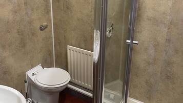 Standardzimmer | Badezimmer | Haartrockner, Bademäntel, Handtücher