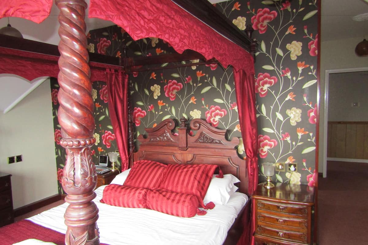Family Room with 4 Poster Bed, sleeps 3 | Een strijkplank/strijkijzer, gratis wifi, beddengoed