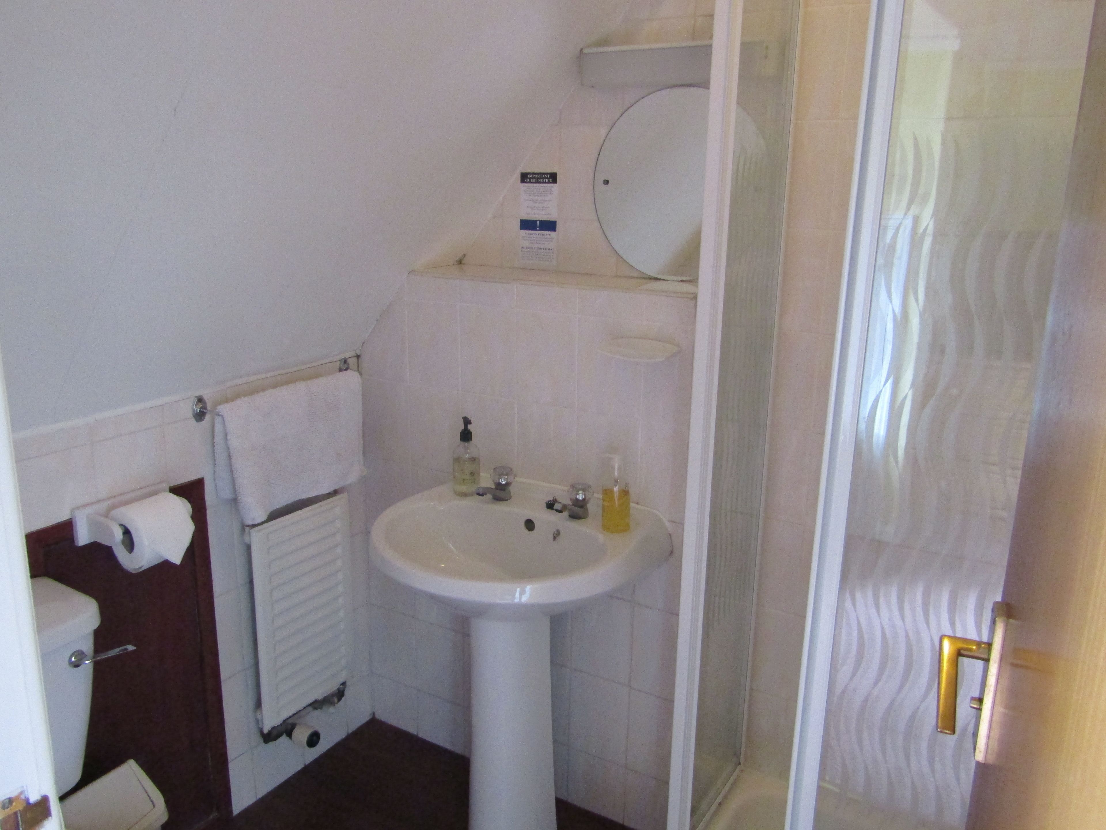 standard twin room (shower) | bathroom | hair dryer, bathrobes, towels