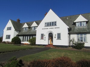 Front of property - Hunters Lodge Hotel (Gretna)