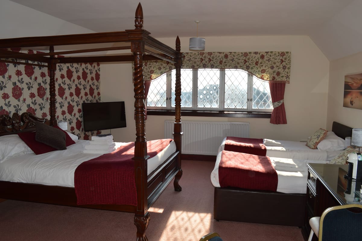 Familiekamer (Four Poster Bed) | Een strijkplank/strijkijzer, gratis wifi, beddengoed