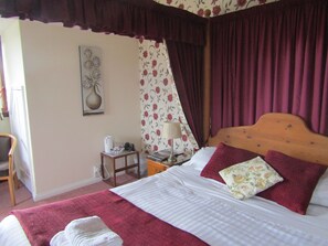 Honeymoon Suite | Iron/ironing board, free WiFi, bed sheets