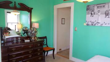 Traditional Double Room Single Use | Premium bedding, iron/ironing board, free WiFi, bed sheets