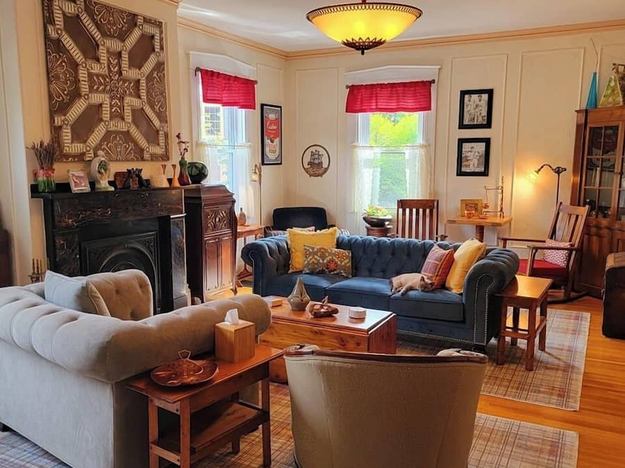 Flat-screen TV, iPod dock, MP3 dock